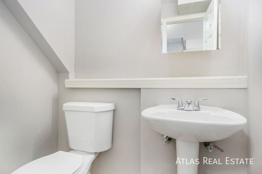 Building Photo - 301 SE Onyx Dr