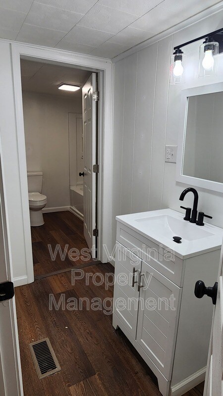 Building Photo - 415 Valley Rd