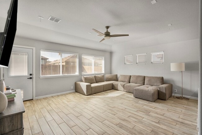 Building Photo - 817 Cloverwood Dr