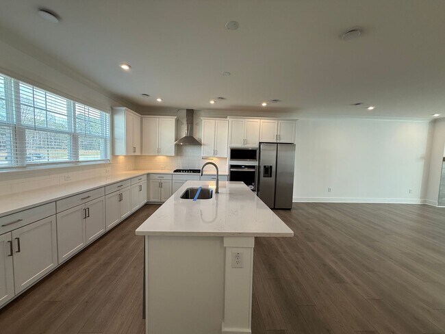 Building Photo - 3BR/3.5BA 3-Story Townhome w/ Quartz + W/D in Decatur