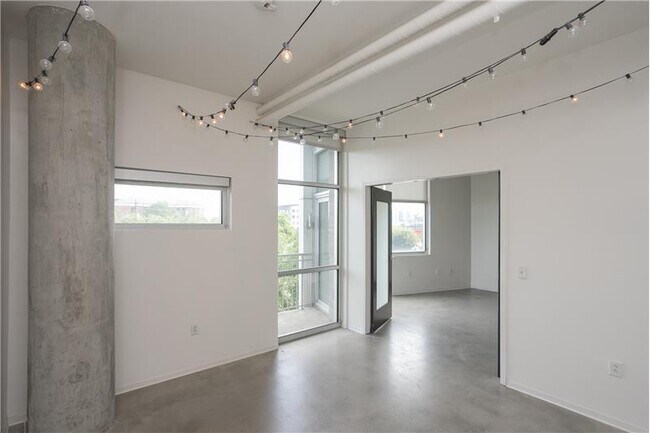 Building Photo - 2115 Yeaman Pl