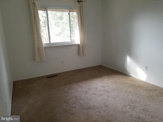 Building Photo - 1005 Worthington Dr