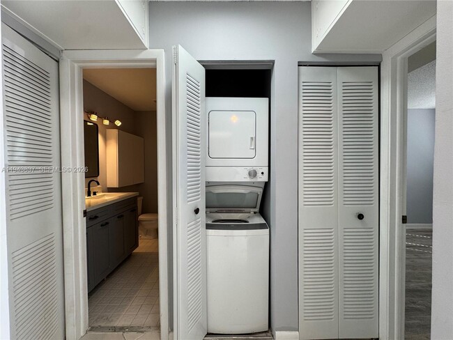 Building Photo - 603 Racquet Club Rd