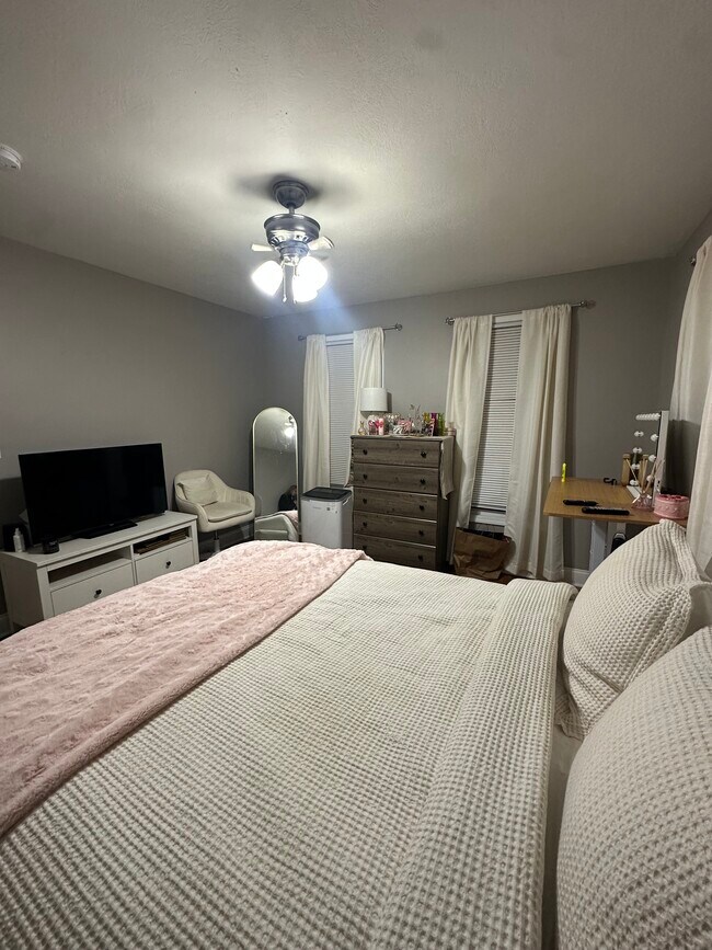 Building Photo - 314 Pleasant St