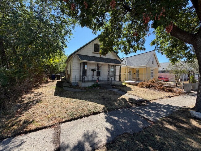 Building Photo - 319 W American Ave