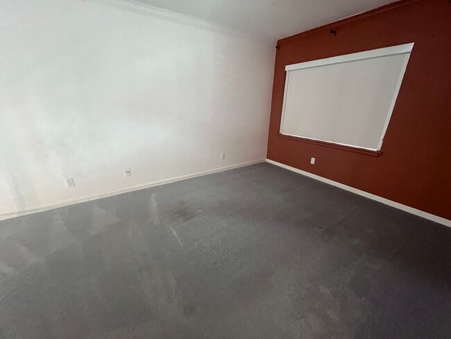 Building Photo - 725 N Stackman Dr