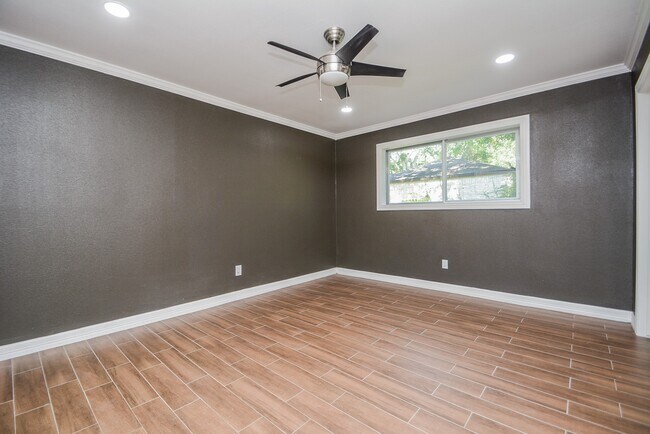 Building Photo - 12315 Maxim Dr