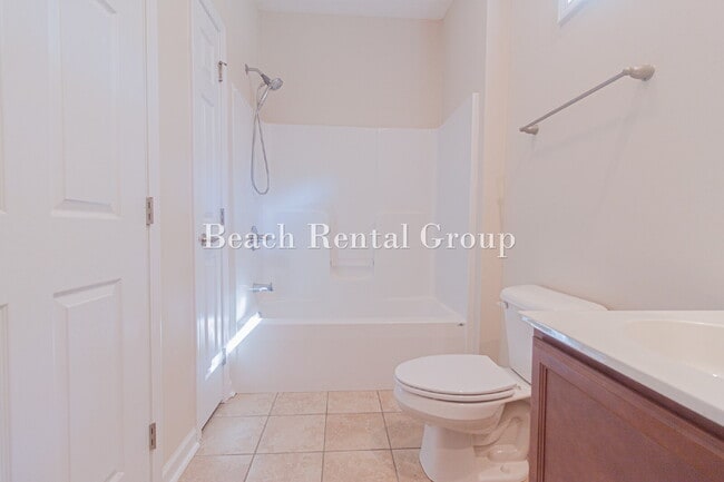 Building Photo - 3 Bedroom End Unit w/ Screened-In Balcony