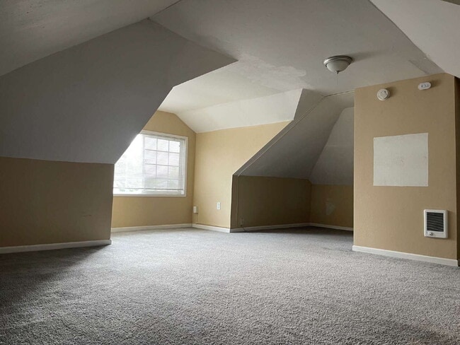 Building Photo - Buckman Neighborhood; Great Space; Easy to call Home