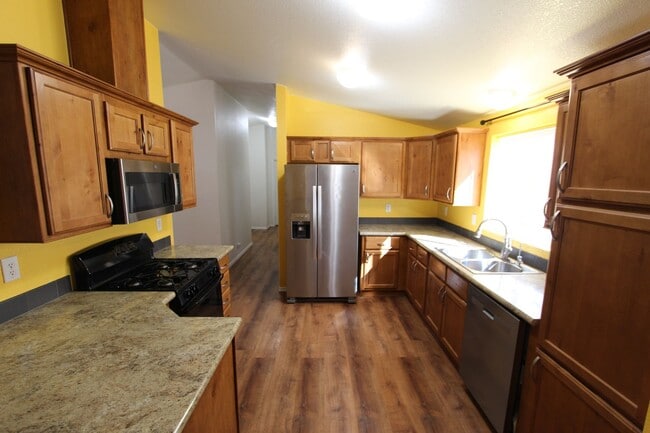 Building Photo - Move-in Special! Home in Christmas Tree es...