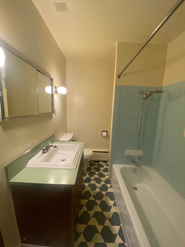 Building Photo - 2 bed 1 bath duplex. Less than 3 miles fro...