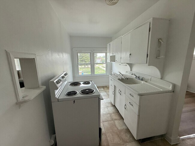 Building Photo - 1 bedroom, 1 bathroom Apartment! JULY 2026!