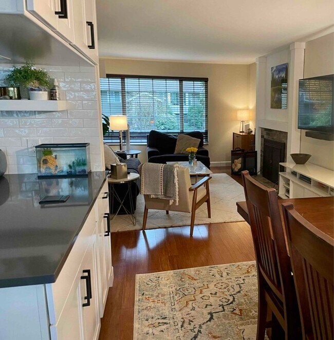 Building Photo - Lovely Kirkland House Ready for Someone to make it a HOME
