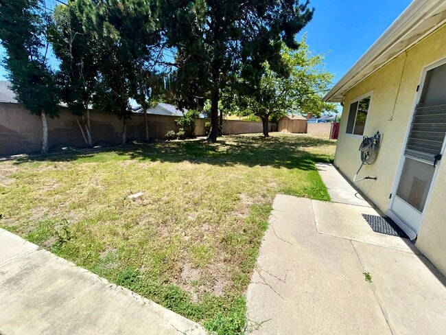 Building Photo - 4 Bed / 2 Bath Home for Rent in Huntington Beach