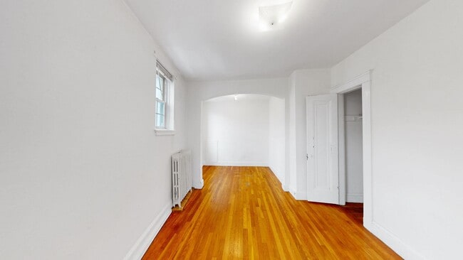 Building Photo - Medford Square 1-bed with heat and hot water included