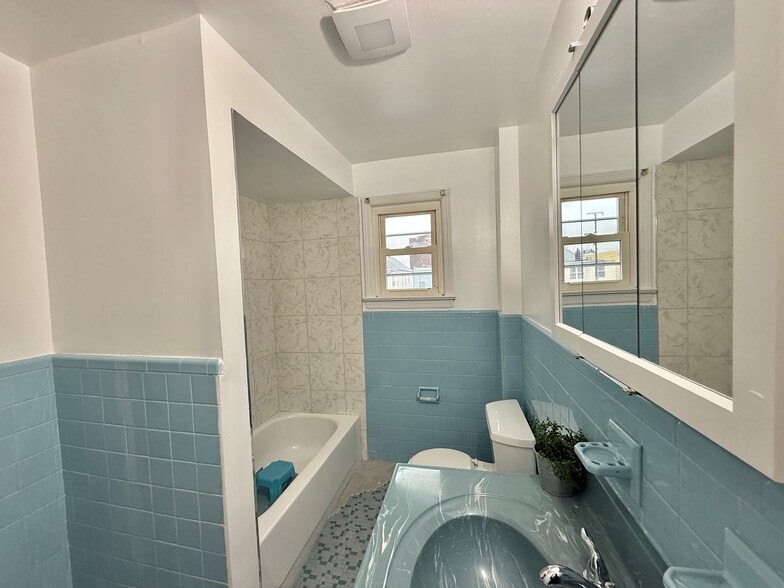 Building Photo - 215 William St