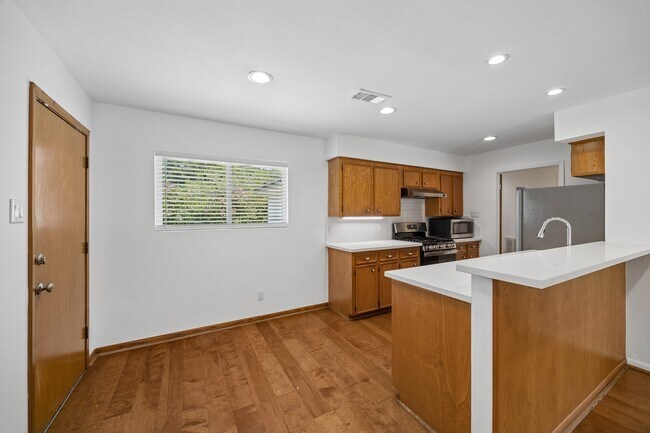 Building Photo - 7050 Cole Creek Dr