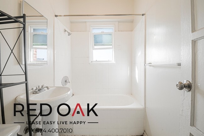 Building Photo - 835 S Oxford Ave