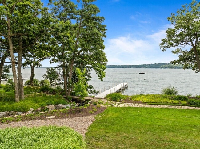 Building Photo - Williams Bay Lakefront Living Furnished Ho...