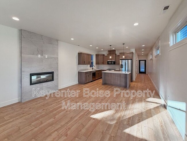 Building Photo - 622 E Krall St