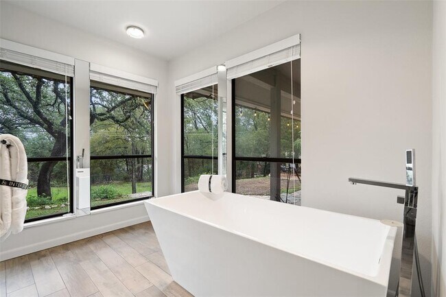 Building Photo - 113 Comet