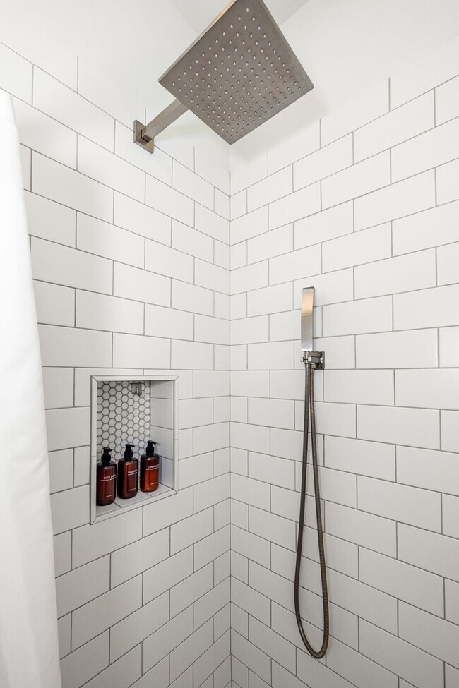 Building Photo - 1408 Pleasant St