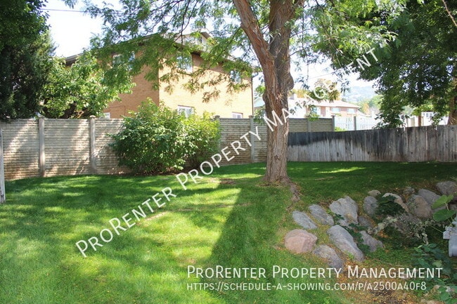 Building Photo - 523 Applewood Dr