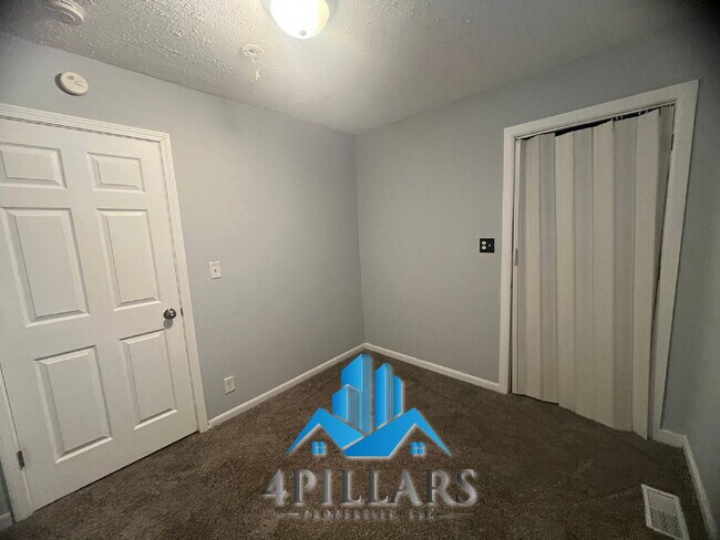 Building Photo - 1311 E Columbus Dr