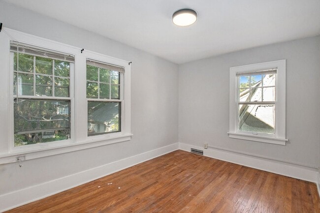 Building Photo - 2 Story 3 Bed 2 Bath, Off Street Parking!