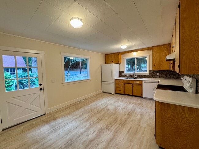 Building Photo - Location Location Location....plus a darling one story cottage