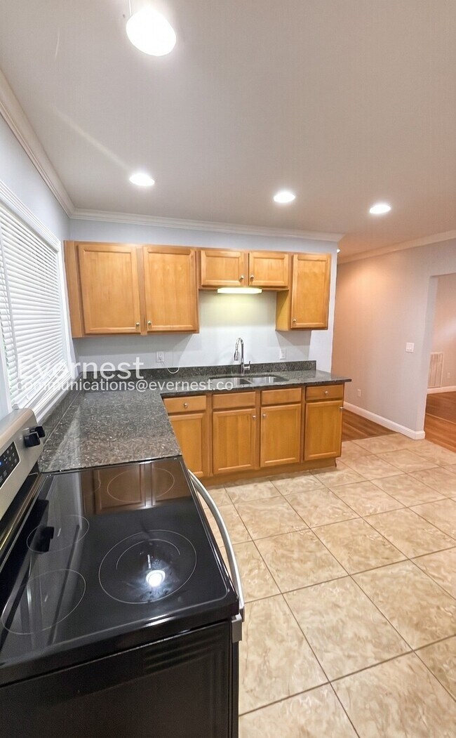 Building Photo - 2 Bed/1 Bath Home with Garage / Available Now!