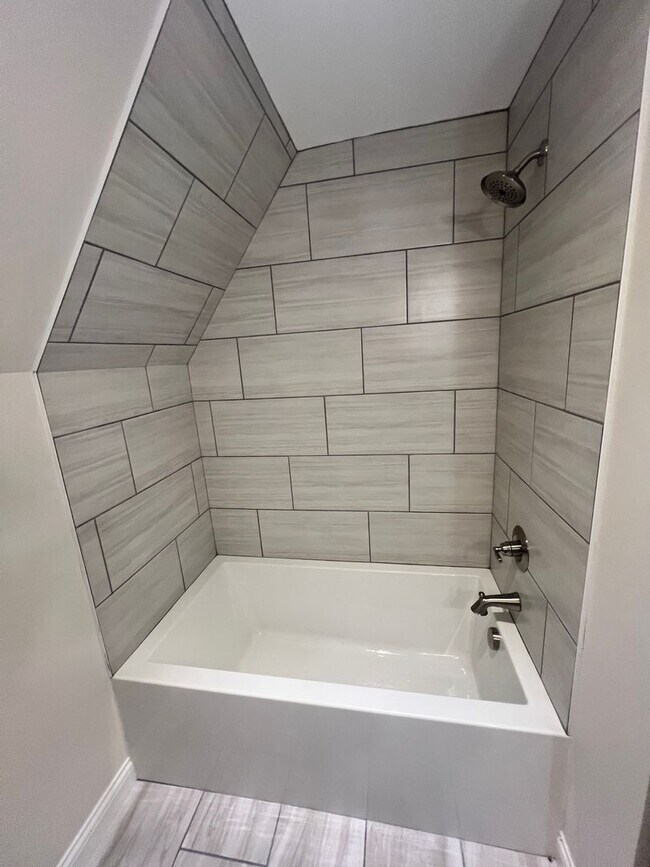 Building Photo - Spectacular newly remodeled home, next to the Square, Franklin, Ky