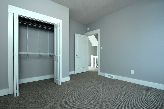 Building Photo - 4 bedroom in South Side