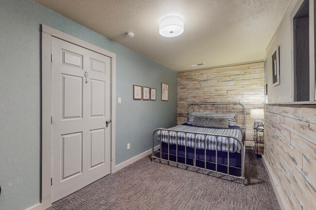 Building Photo - 5717 Edith Blvd NE