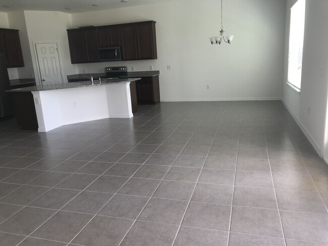 Building Photo - 4 Bedroom at Heart of Windermere!!! Tile t...