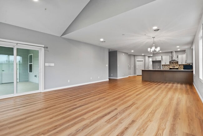 Building Photo - Luxury 3 Bed, 2.5 Bath - Townhome - AVAILABLE Nov. 17, 2025