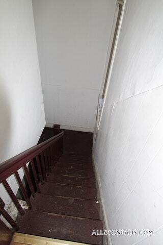Building Photo - 5 Linden St