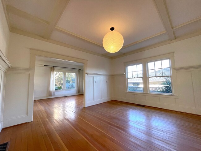 Building Photo - Charming Milwaukie Craftsman Home with Fen...