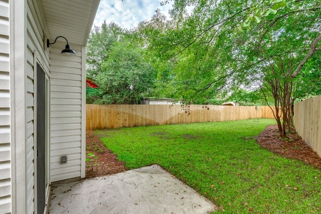 Building Photo - Pre-Leasing for the 26-27 School Year! Unbeatable Location