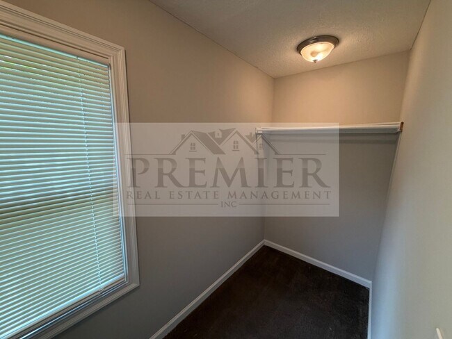 Building Photo - 504 N Westwood Dr