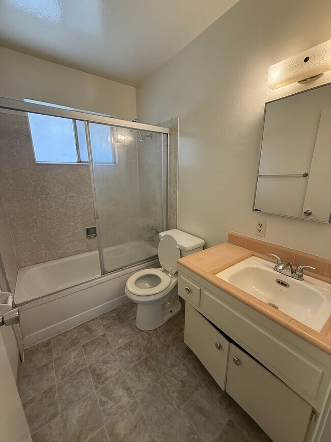 Building Photo - 4694001/85