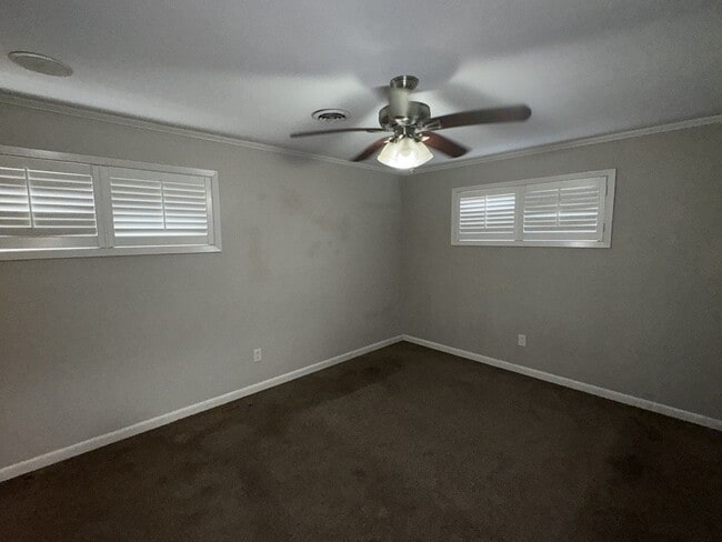 Building Photo - 827 Briarwood Dr