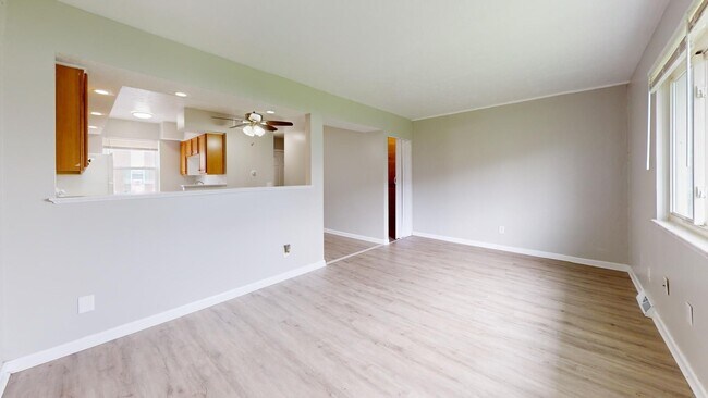 Building Photo - 3 Bedroom/1 bathroom renovated townhouse.