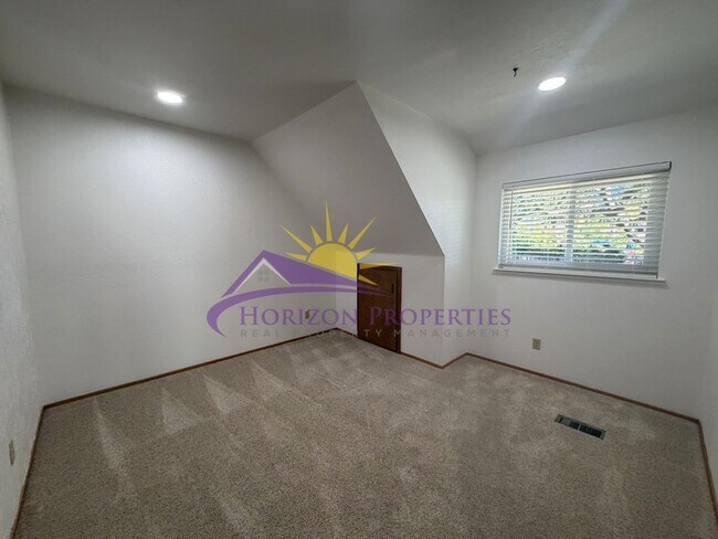 Building Photo - 3 Bed 2.5 Bath 2,027 sqft Fair Oaks Home with bonus office