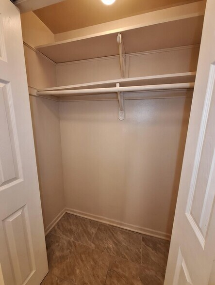 Building Photo - 1040 S York Rd