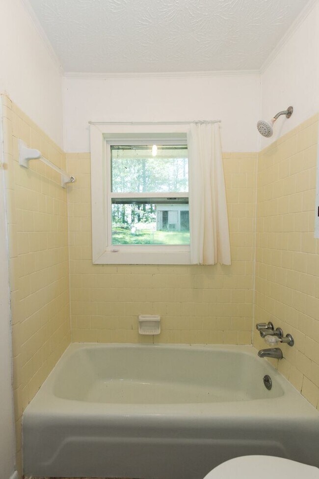 Building Photo - COMING SOON - 3 Bedroom 2 Bathroom Open Floorplan