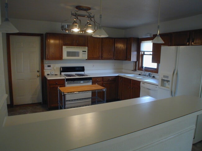 Building Photo - House For Lease