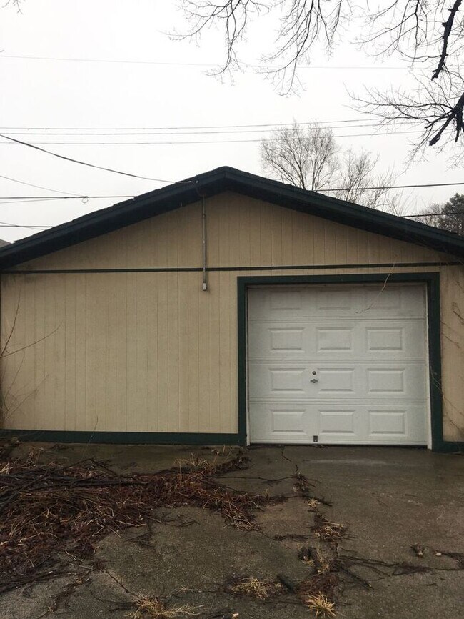 Building Photo - 3 bedroom / 1 bath house for rent - $1100-...
