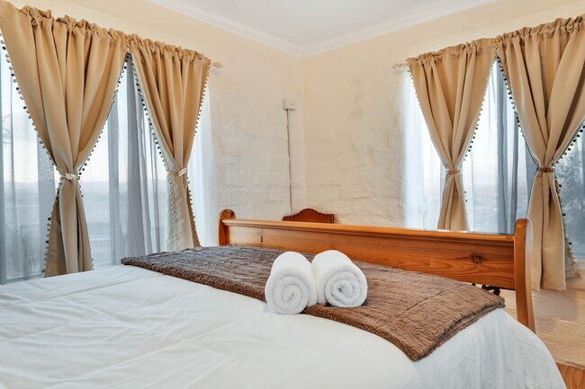 Building Photo - 2 Bedroom 1 Bath - Furnished Hilltop Home ...