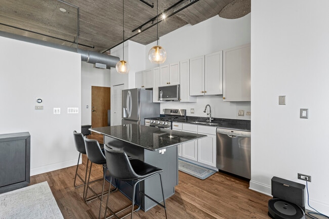 Building Photo - 758 N Larrabee St